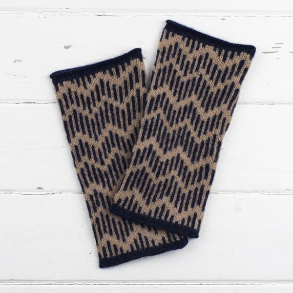 Zig zag wristwarmers - camel and navy