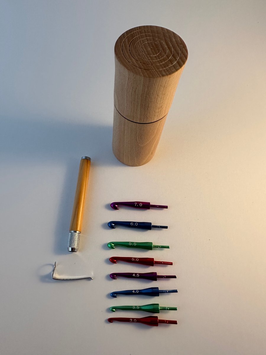 Crochet hook set with 8 hooks