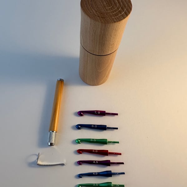 Crochet hook set with 8 hooks