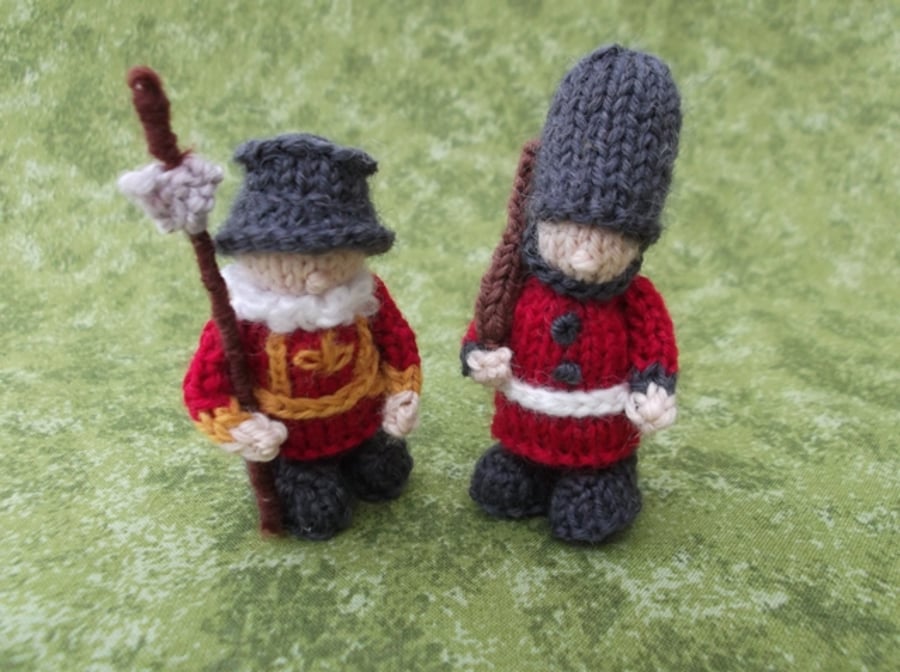 Knitted Queen guard and Beefeater