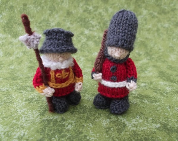 Knitted Queen guard and Beefeater