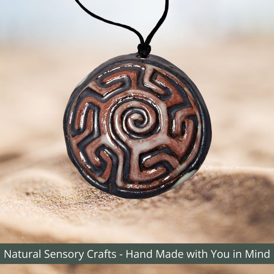 Multisensory finger labyrinth jewellery, Essential oil diffuser necklace red8