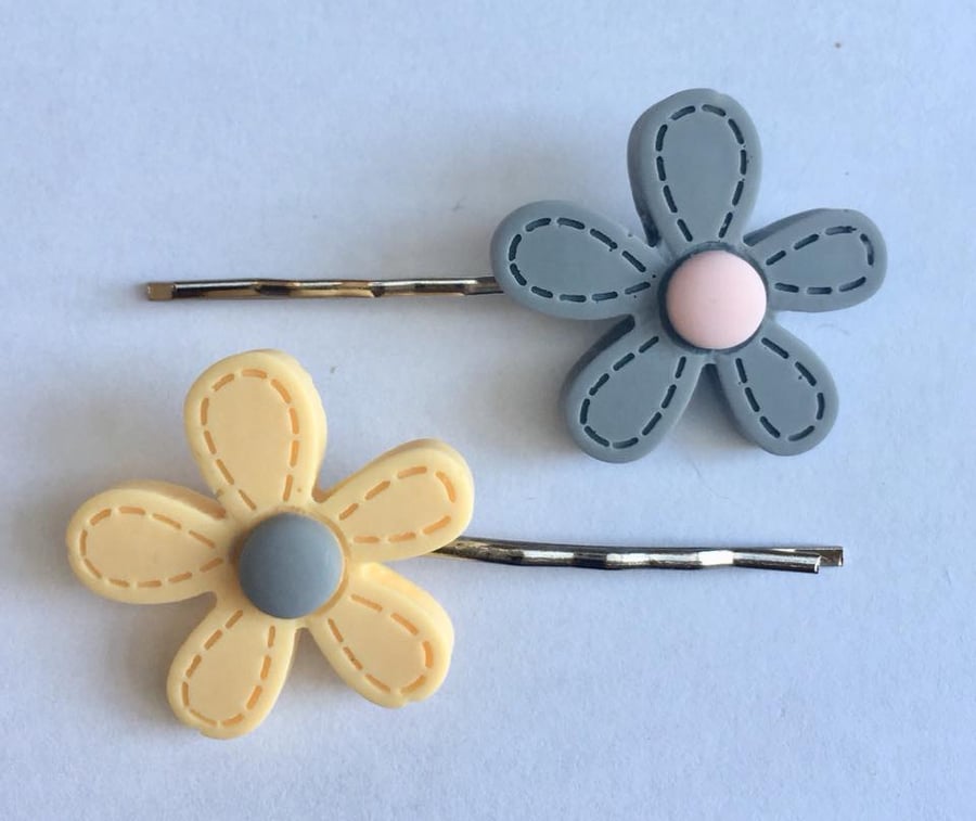 Resin Daisy pair of hair grips grey yellow pink blue navy
