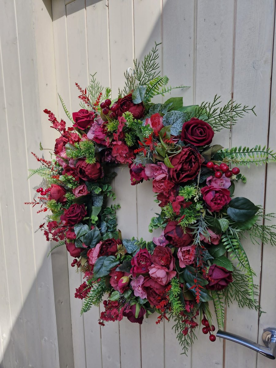 Fire. Large red wreath, 65cm. Door, wall, table centre, bedroom. 