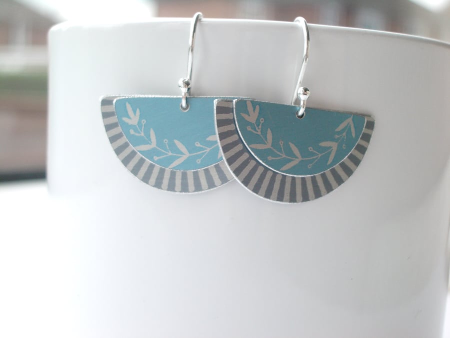 Fan earrings in grey and blue with leaf pattern