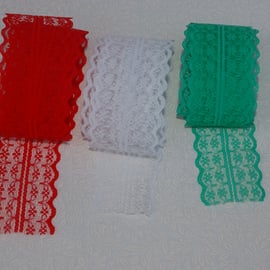 Lace lengths in Christmas colours