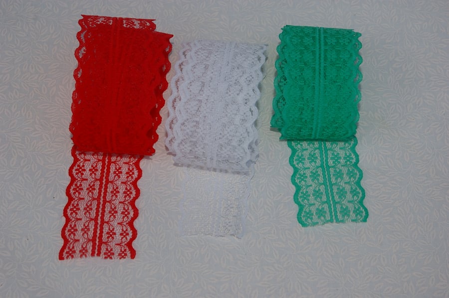 Lace lengths in Christmas colours