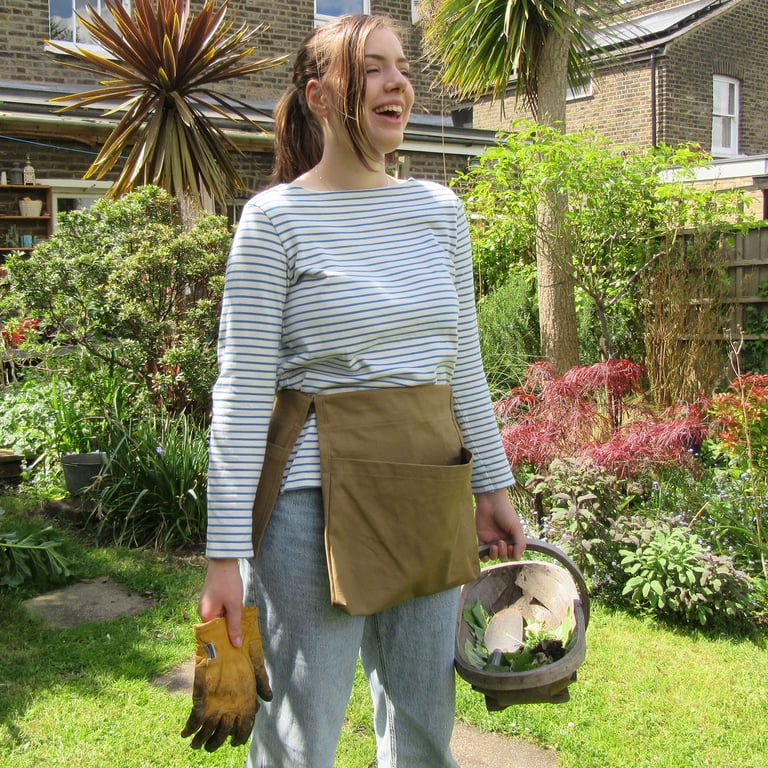 Tool Belt Gift for Gardeners with 3 Removable Pockets. Light Tan Canvas