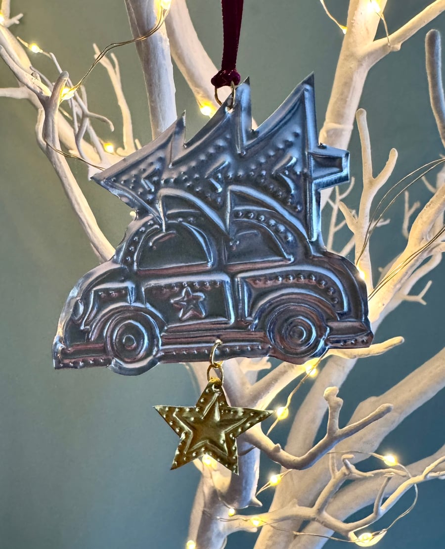 Christmas Han Drawn Tin Car With Christmas Tree Hanging Decoration 