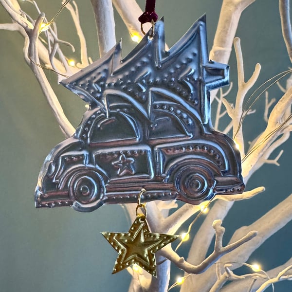 Christmas Han Drawn Tin Car With Christmas Tree Hanging Decoration 
