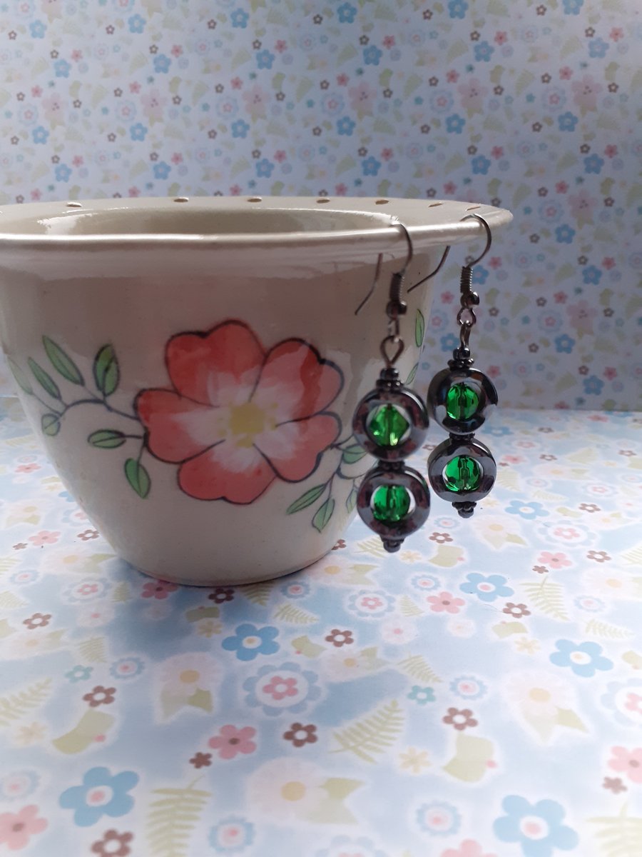 HEMATITE AND GREEN FACETED DANGLE EARRINGS.