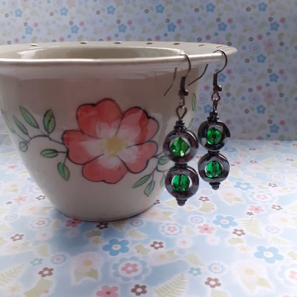 HEMATITE AND GREEN FACETED DANGLE EARRINGS.