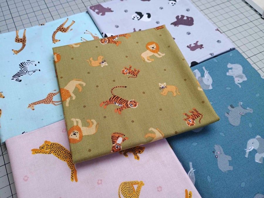 Fat Quarter Bundle - Quilting fabric  - Small Things Wild Animals - 5 FQ 