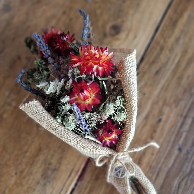 Mini dried flower bouquet - red