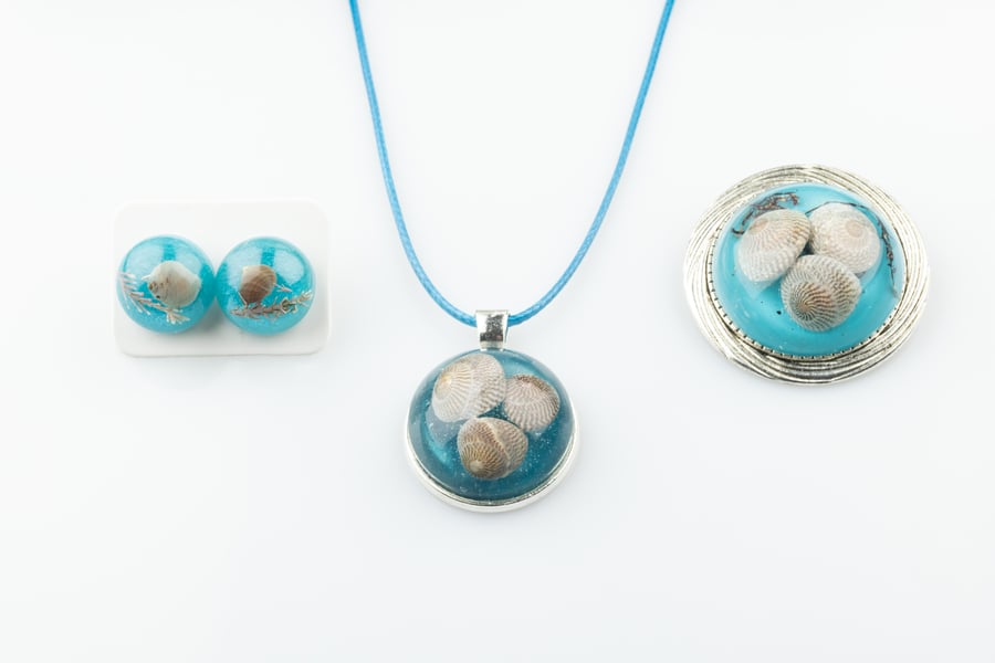 Beach jewellery set, resin at tis finest. Sea blue colour.