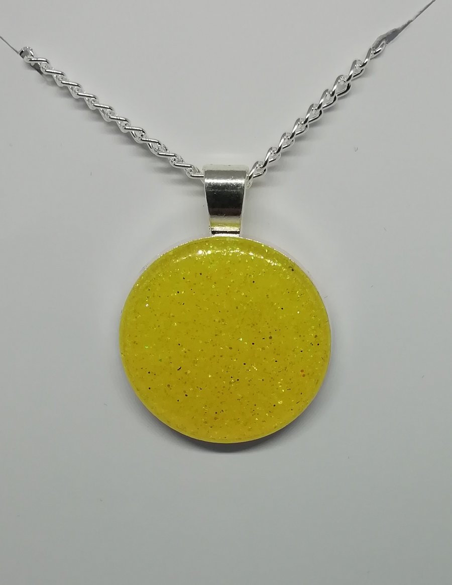 Round glittered epoxy pendant yellow 