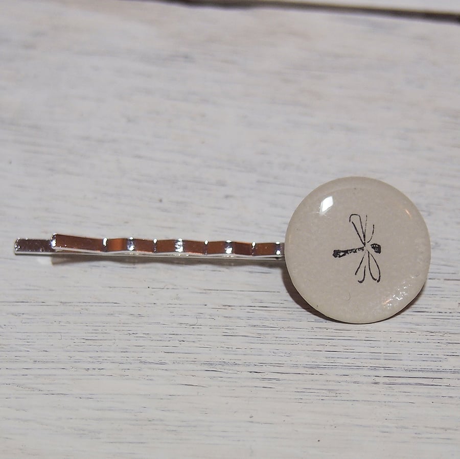 Dragonfly vintage book page hair pin (1937).