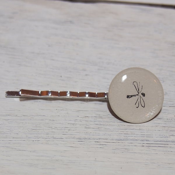 Dragonfly vintage book page hair pin (1937).