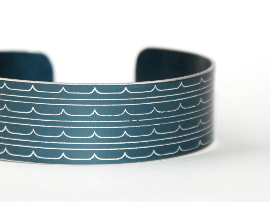 Geometric waves pattern cuff bracelet dark blue