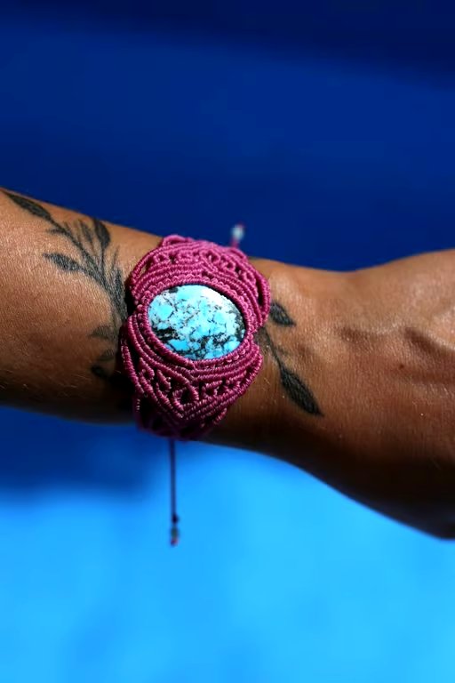 Macrame bracelet with Magnesite in pink