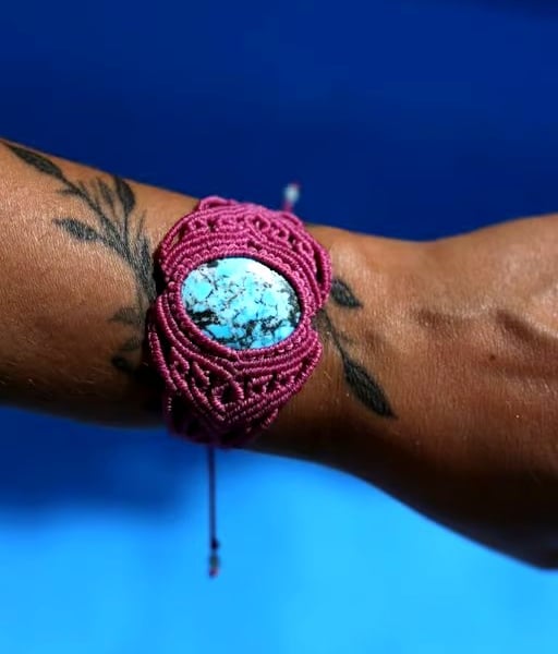 Macrame bracelet with Magnesite in pink