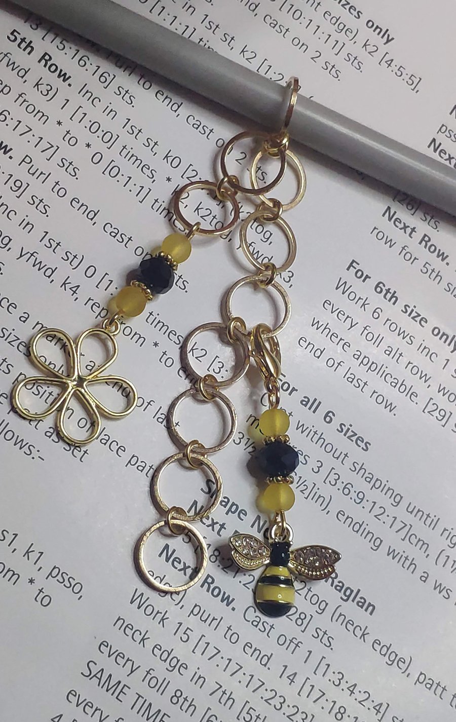 Row counter for knitting, bee design