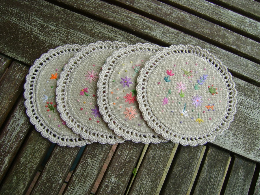 Round embroidered and reversible fabric coasters.