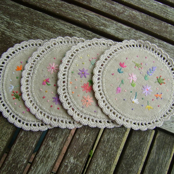 Round embroidered and reversible fabric coasters.