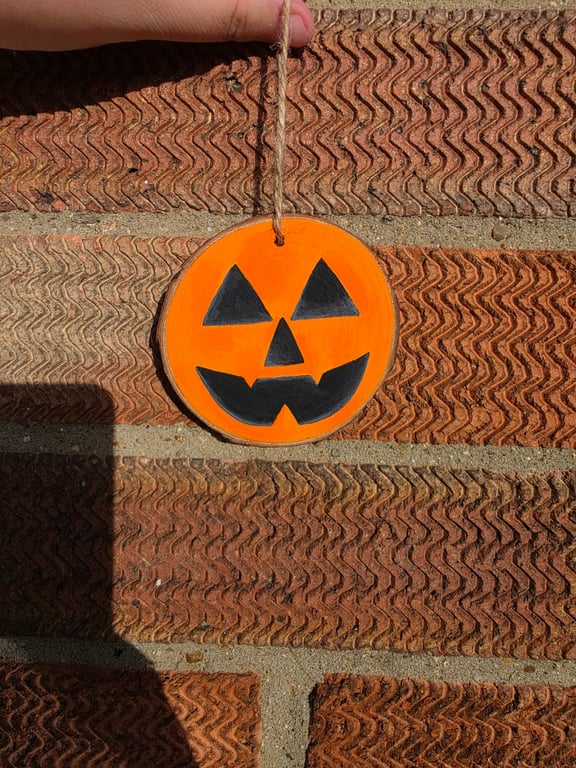 Hand Painted Halloween Pumpkin Wooden Slice – Jack-O'-Lantern Hanging Decoration