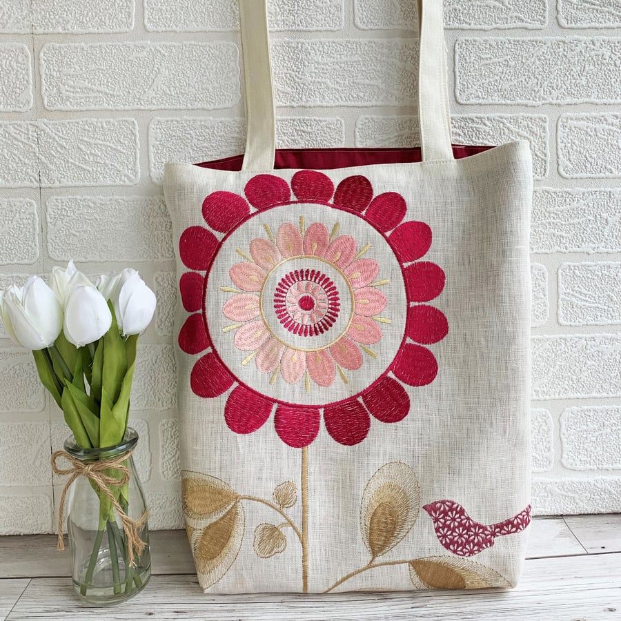 Tote bag in embroidered fabric with a large pink flower