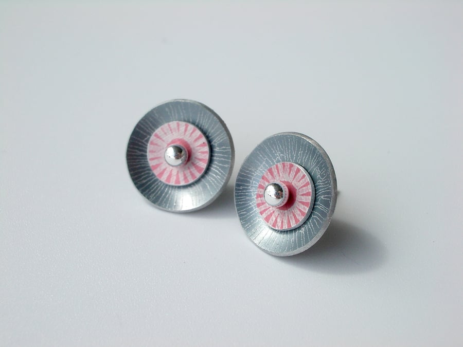 Circle studs earrings in grey and pink 