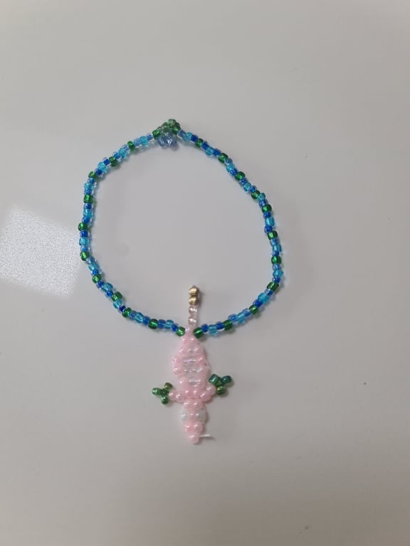 A cute beaded lizard made from 3mm seed beads.
