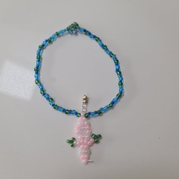 A cute beaded lizard made from 3mm seed beads.