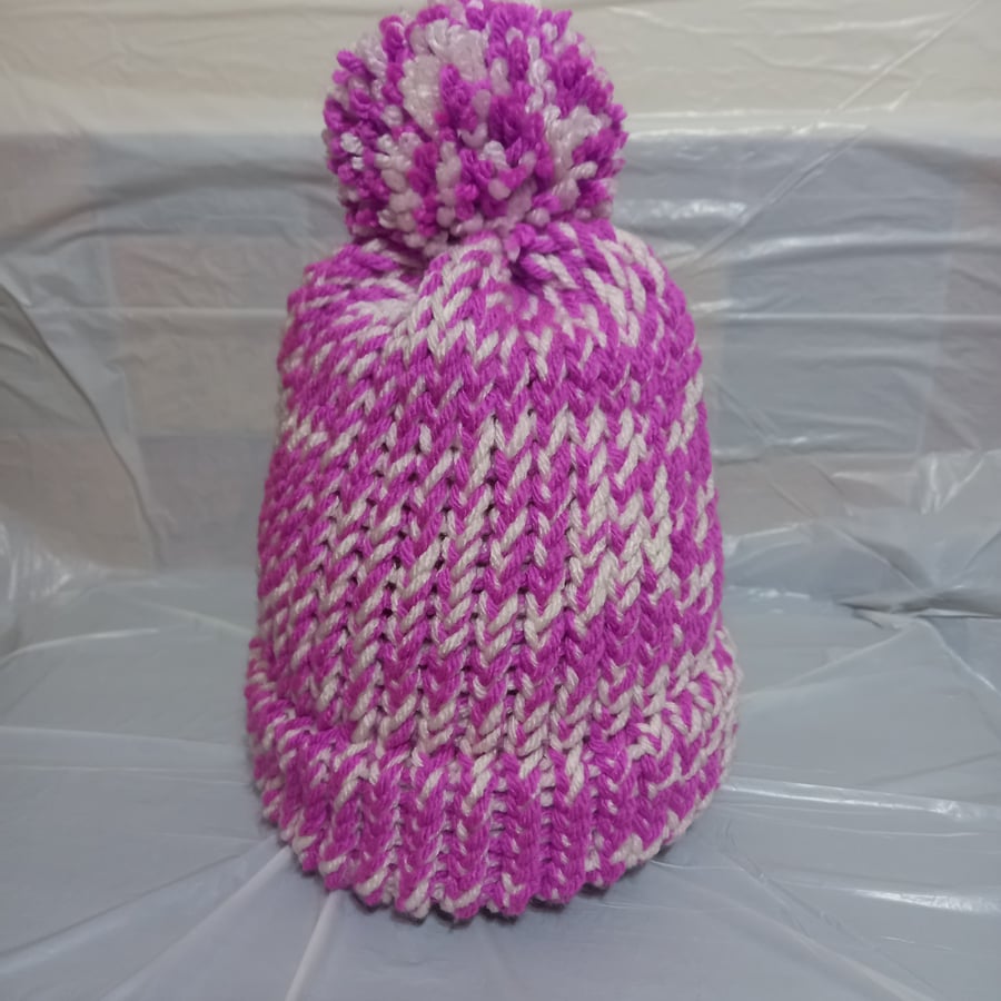 Soft & Warm Woolly Bobble Hat (magenta & cream) – one size, to fit adult 