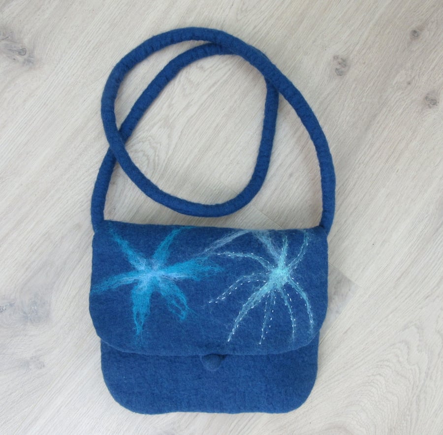 BLUE SHOULDER BAG. Shoulder bag hand made wet felted in 100% navy merino wool 