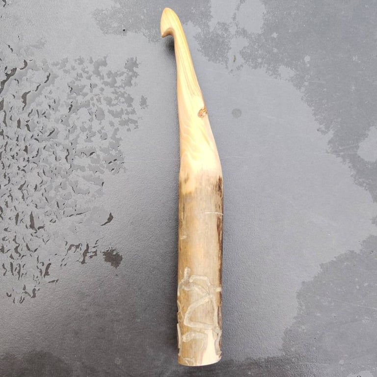 Hand-carved crochet hook, 9mm
