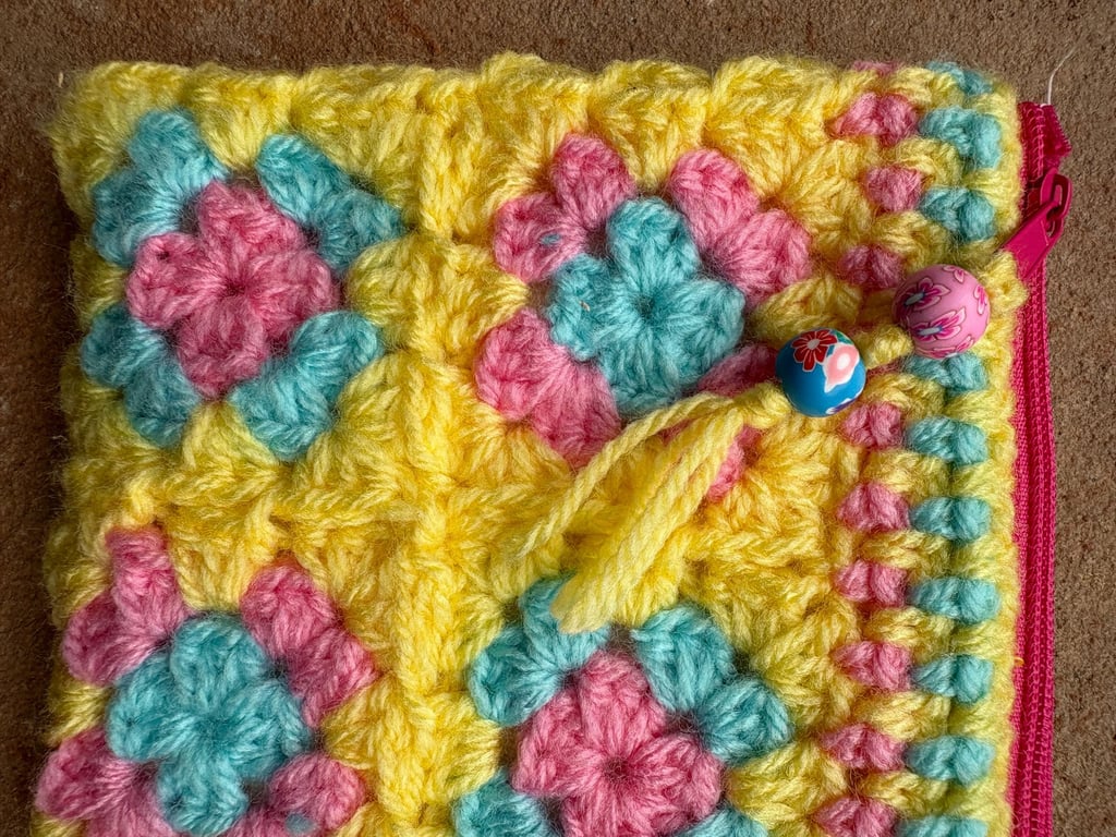 Zippered pouch to store small items