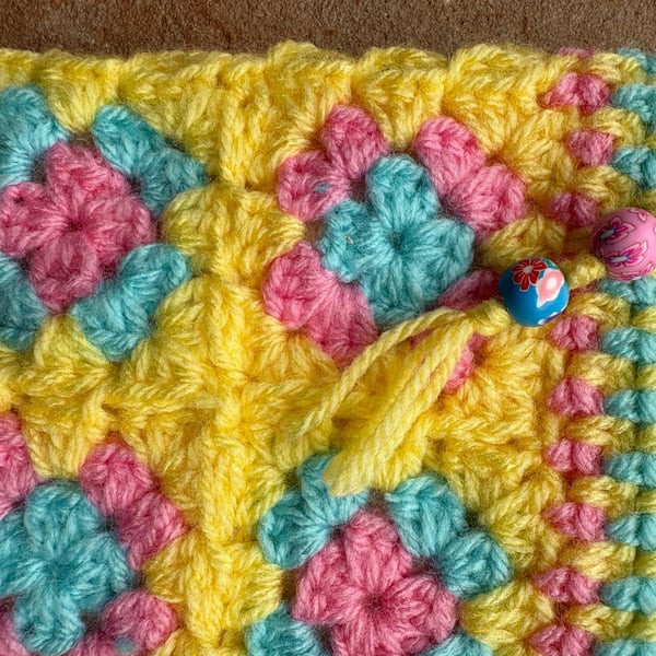 Zippered pouch to store small items