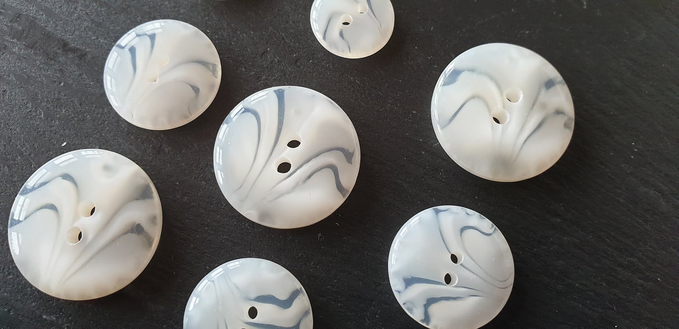 18mm Vintage White Polyester Horn Buttons