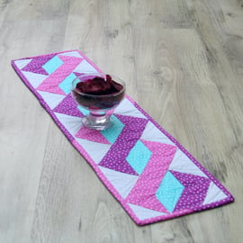 Table Runner Colourful Twisted Pole patchwork with tiny stars.