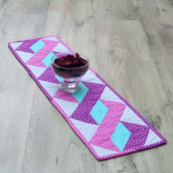 Table Runner Colourful Twisted Pole patchwork with tiny stars.