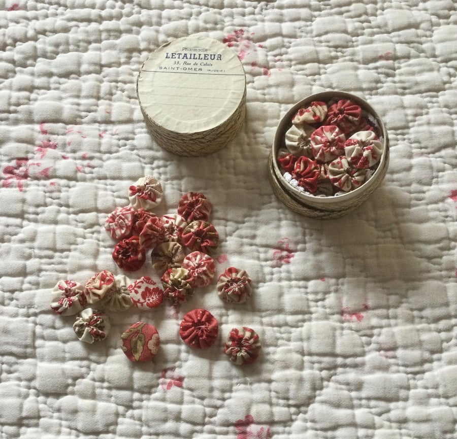 Vintage Box containing 20 Mini Suffolk Puffs (yoyo’s)