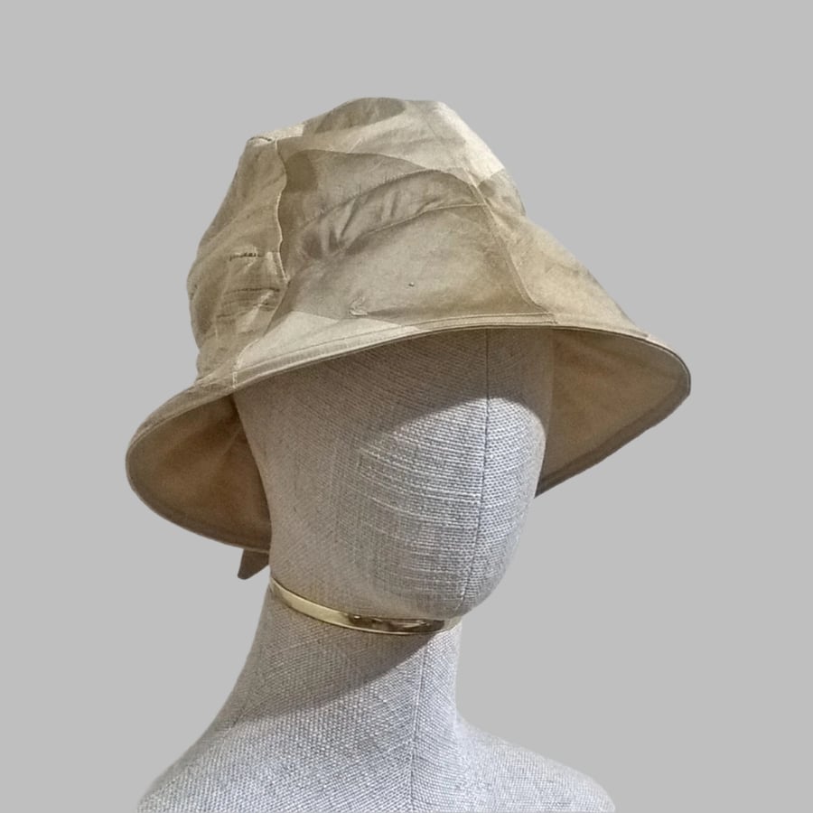Silk Adjustable bucket hat beige and gold