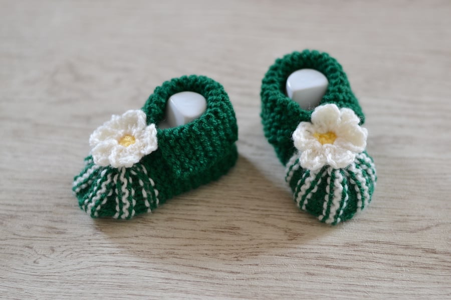 0-3 Months Baby Girl Bottle Green and Cream Flower Booties