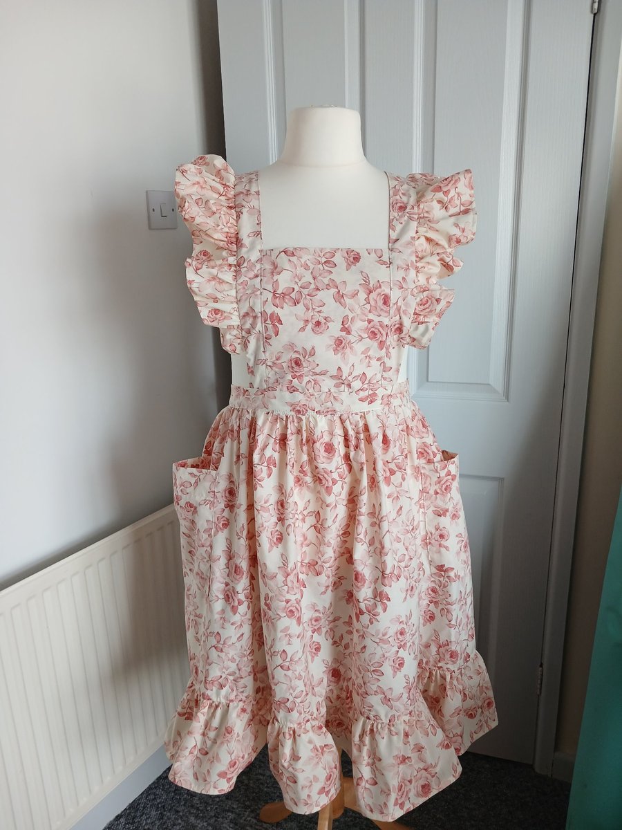 Traditional country cottage style cross back apron 
