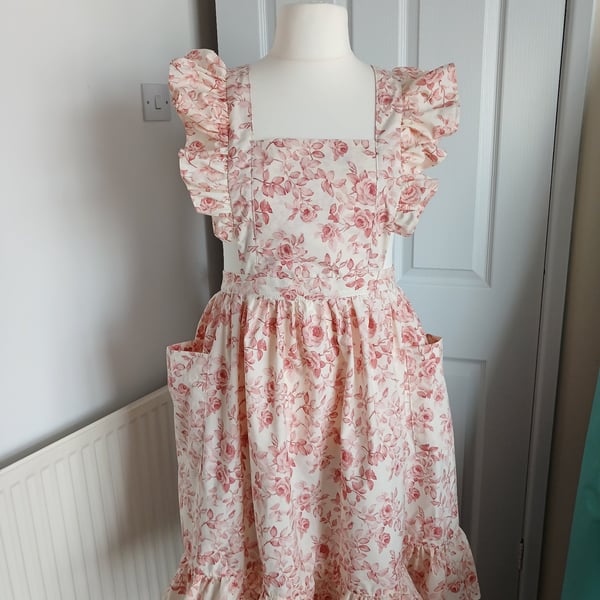 Traditional country cottage style cross back apron 