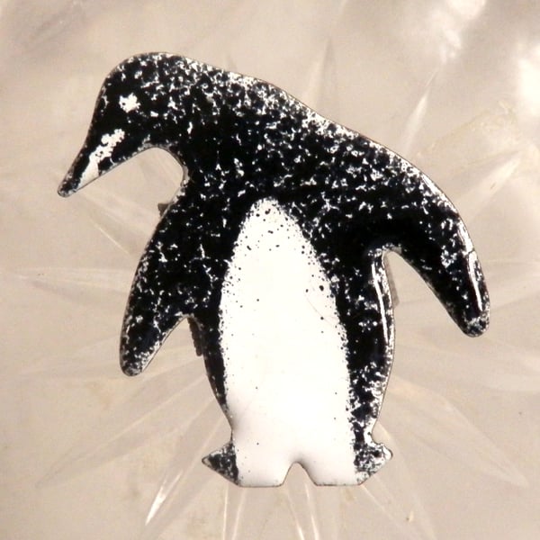 brooch - penguin facing right