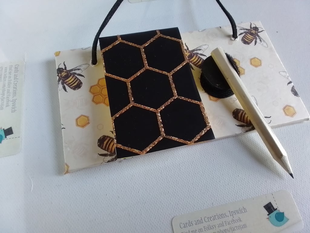 Bee notice board and pencil set. Ref 157