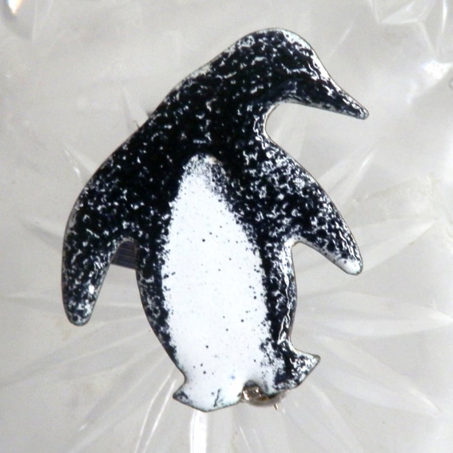 brooch - penguin facing left