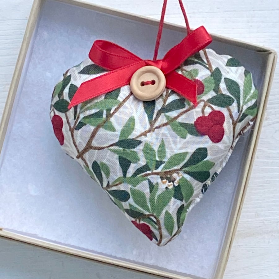 BERRIES AND LEAVES HEART CHRISTMAS DECORATION